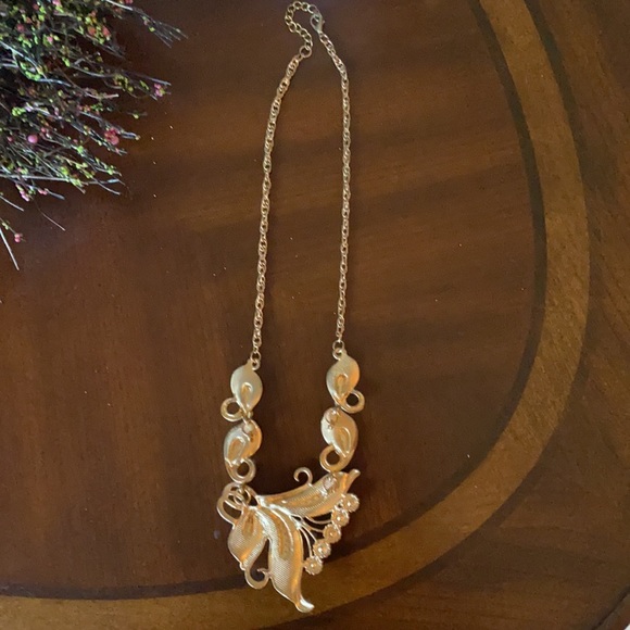 Beautiful Green & Gold Necklace Set! - Picture 8 of 8